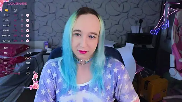 Snapshot of TheTrixy chatting on 11-24-25, 12:27 TheTrixy online show from 11-24-25, 12:27