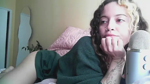 Snapshot of frikigyal chatting on 03-21-25, 01:12 frikigyal online show from 03-21-25, 01:12