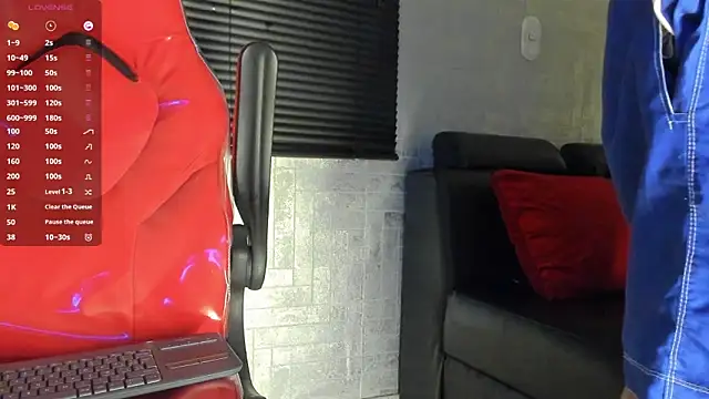 Snapshot of Lil_Curved chatting on 10-17-25, 11:57 Lil Curved online show from 10-17-25, 11:57