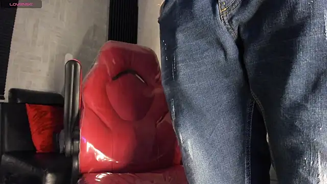 Snapshot of Lil_Curved chatting on 10-19-25, 11:44 Lil Curved online show from 10-19-25, 11:44