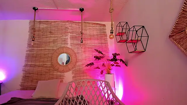 April bowie online show from 01-25-25, 11:44