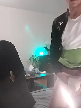 Snapshot of Kamien32 chatting on 12-22-25, 09:45 Kamien32 online show from 12-22-25, 09:45