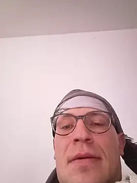 Snapshot of Kamien32 chatting on 02-22-26, 06:35 Kamien32 online show from 02-22-26, 06:35