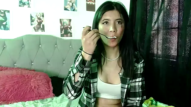 Snapshot of Yeimy_sweetf chatting on 01-15-25, 08:37 Yeimy sweetf online show from 01-15-25, 08:37