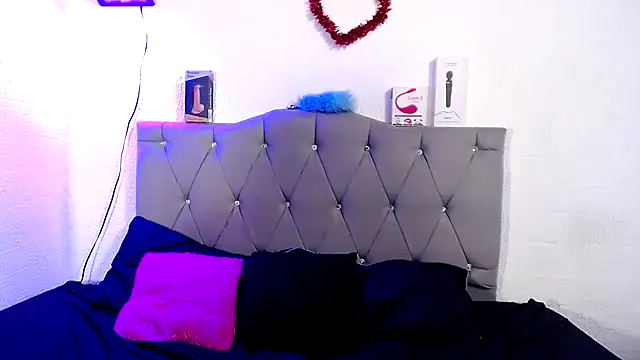 Snapshot of Yeimy_sweetf chatting on 02-15-25, 01:31 Yeimy sweetf online show from 02-15-25, 01:31