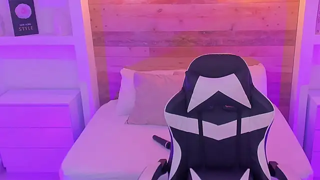 Snapshot of candy_summer28 chatting on 10-29-25, 07:15 candy summer28 online show from 10-29-25, 07:15