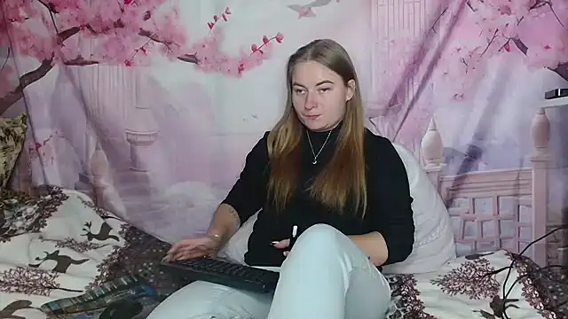 Snapshot of ElenaMaeer chatting on 10-04-25, 12:47 ElenaMaeer online show from 10-04-25, 12:47