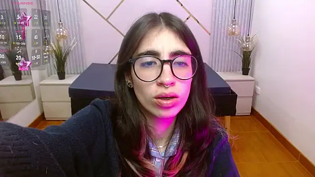 Snapshot of LenaRoses chatting on 11-19-25, 05:02 LenaRoses online show from 11-19-25, 05:02