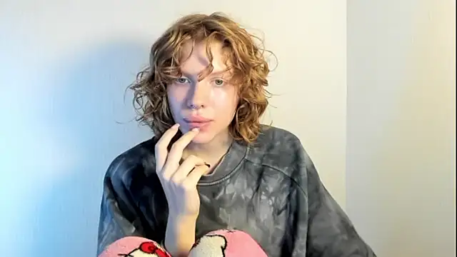 Snapshot of StellaDavis chatting on 10-21-25, 10:49 StellaDavis online show from 10-21-25, 10:49