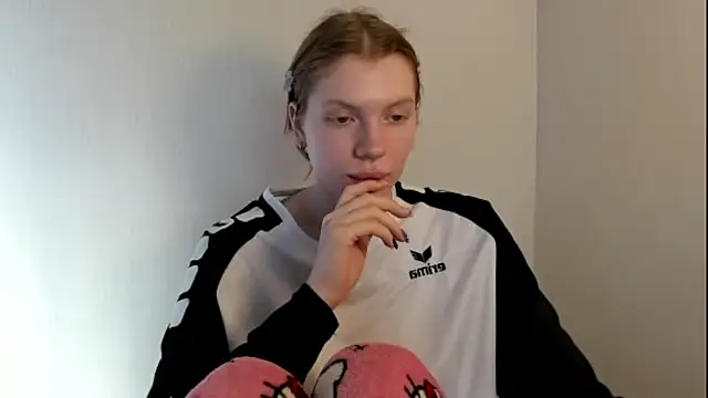 Snapshot of StellaDavis chatting on 11-03-25, 09:43 StellaDavis online show from 11-03-25, 09:43