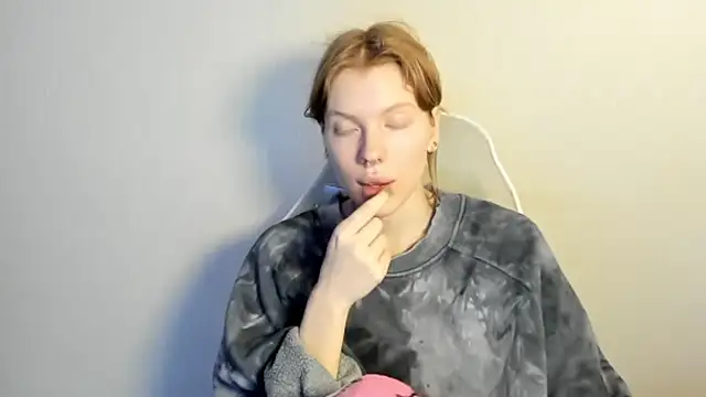 Snapshot of StellaDavis chatting on 12-18-25, 08:31 StellaDavis online show from 12-18-25, 08:31