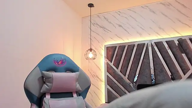 Snapshot of Emmapark_ chatting on 02-14-25, 01:02 Emmapark online show from 02-14-25, 01:02