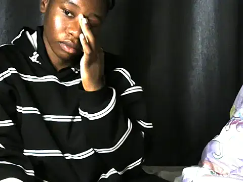 Snapshot of Novah_ chatting on 06-22-26, 02:13 Novah online show from 06-22-26, 02:13