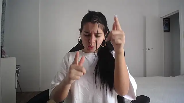 Snapshot of Contantin_helena chatting on 01-06-26, 01:15 Contantin helena online show from 01-06-26, 01:15