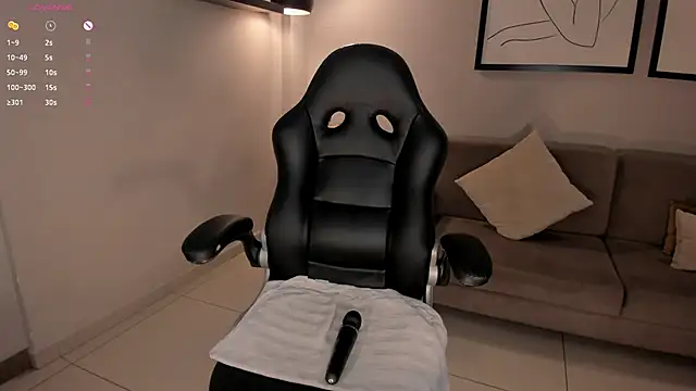 Snapshot of CharlotteCox_ chatting on 01-21-25, 01:54 CharlotteCox online show from 01-21-25, 01:54