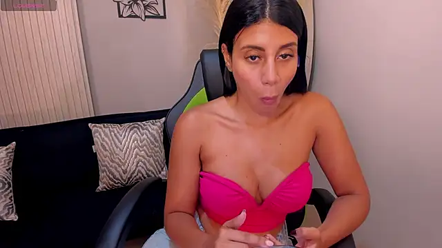 Snapshot of CharlotteCox_ chatting on 10-30-25, 12:34 CharlotteCox online show from 10-30-25, 12:34