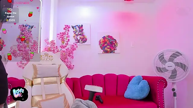 Snapshot of Miss_dolly_ chatting on 03-10-25, 03:30 Miss dolly online show from 03-10-25, 03:30