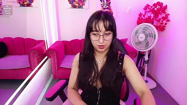 Snapshot of Miss_dolly_ chatting on 05-11-26, 02:45 Miss dolly online show from 05-11-26, 02:45