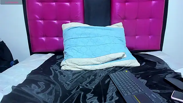 Snapshot of AlanaLars chatting on 11-19-25, 12:10 AlanaLars online show from 11-19-25, 12:10