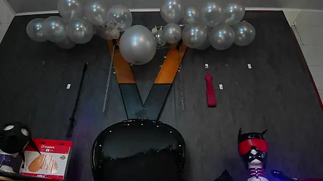 Snapshot of CharlotteScotte chatting on 01-09-25, 12:09 CharlotteScotte online show from 01-09-25, 12:09