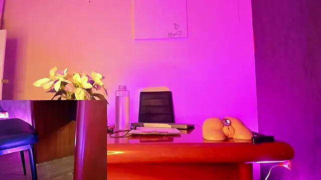 Snapshot of CharlotteScotte chatting on 03-21-25, 11:55 CharlotteScotte online show from 03-21-25, 11:55