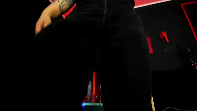 Snapshot of CharlotteScotte chatting on 11-12-25, 12:05 CharlotteScotte online show from 11-12-25, 12:05