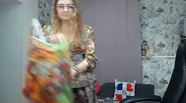 Snapshot of Helen1974 chatting on 02-05-25, 03:52 Helen1974 online show from 02-05-25, 03:52