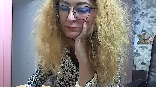 Snapshot of Helen1974 chatting on 12-19-25, 01:07 Helen1974 online show from 12-19-25, 01:07