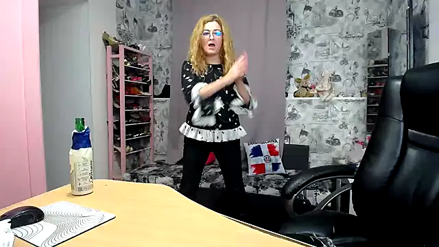 Snapshot of Helen1974 chatting on 12-21-25, 01:29 Helen1974 online show from 12-21-25, 01:29