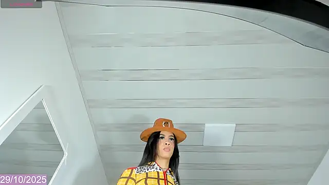 Snapshot of Sussy_Hots chatting on 10-29-25, 08:32 Sussy Hots online show from 10-29-25, 08:32