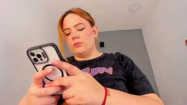 Snapshot of sophiarossee_ chatting on 02-15-25, 01:27 sophiarossee online show from 02-15-25, 01:27