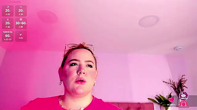 Snapshot of sophiarossee_ chatting on 09-20-25, 11:22 sophiarossee online show from 09-20-25, 11:22