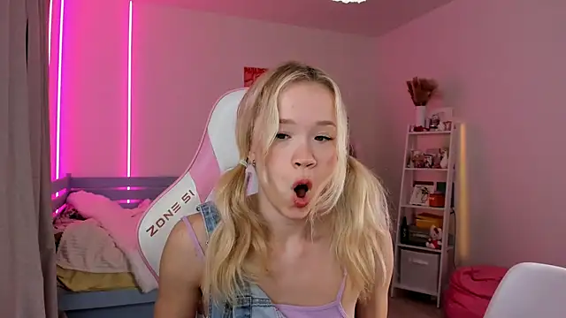 Lily Young online show from 10-17-25, 04:26