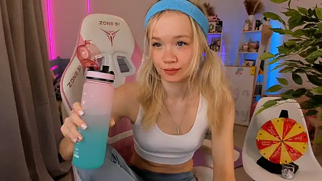 Lily Young online show from 11-19-25, 04:56