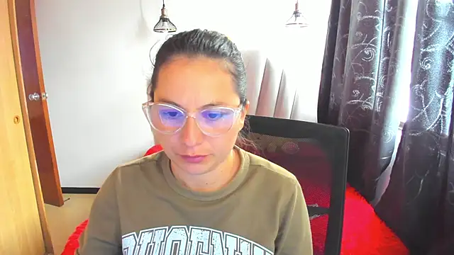 Snapshot of samantha__wilson chatting on 10-27-25, 02:43 samantha wilson online show from 10-27-25, 02:43