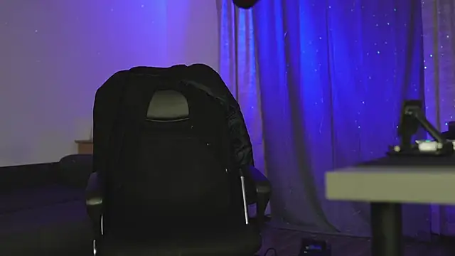 Snapshot of juliusmasters chatting on 03-19-25, 01:10 juliusmasters online show from 03-19-25, 01:10