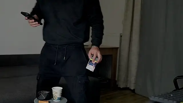 Snapshot of juliusmasters chatting on 09-28-25, 05:40 juliusmasters online show from 09-28-25, 05:40