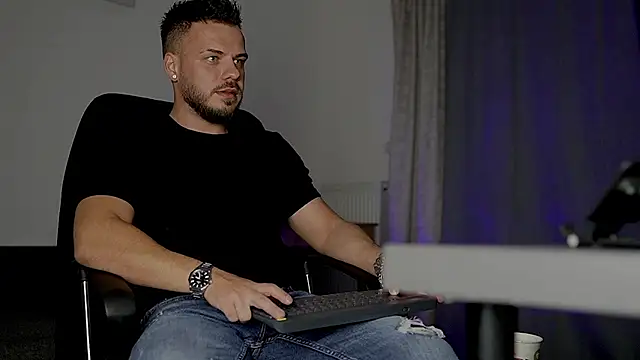 Snapshot of juliusmasters chatting on 10-12-25, 05:34 juliusmasters online show from 10-12-25, 05:34