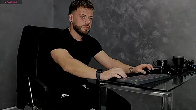 Snapshot of juliusmasters chatting on 11-11-25, 08:20 juliusmasters online show from 11-11-25, 08:20