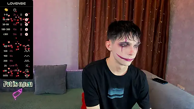 Snapshot of Aaron_Boom chatting on 10-31-25, 10:22 Aaron Boom online show from 10-31-25, 10:22