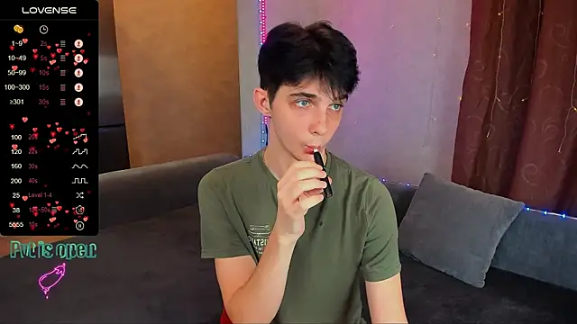 Snapshot of Aaron_Boom chatting on 11-30-25, 10:14 Aaron Boom online show from 11-30-25, 10:14