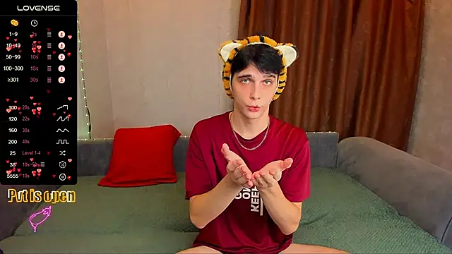 Snapshot of Aaron_Boom chatting on 12-04-25, 12:20 Aaron Boom online show from 12-04-25, 12:20