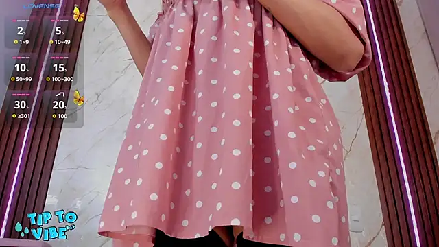 Snapshot of tamarafoxy_ chatting on 03-13-26, 01:40 tamarafoxy online show from 03-13-26, 01:40