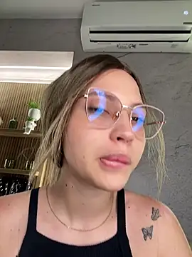 Snapshot of Ary1_ chatting on 10-18-25, 03:31 Ary1 online show from 10-18-25, 03:31