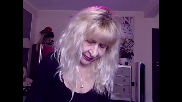 Snapshot of HornyMilf_555 chatting on 10-15-25, 01:00 HornyMilf 555 online show from 10-15-25, 01:00