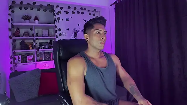 Snapshot of Couple_muscle1 chatting on 12-27-24, 08:50 Couple muscle1 online show from 12-27-24, 08:50