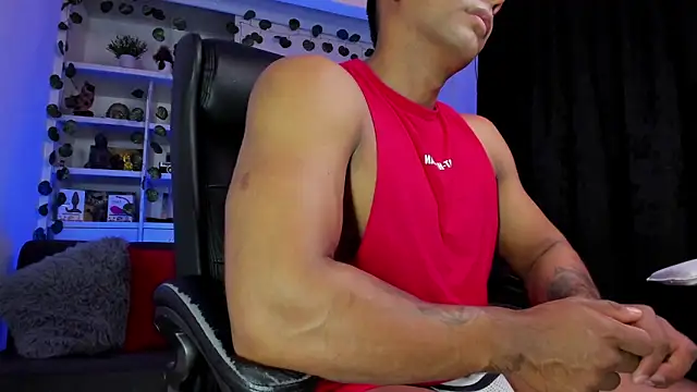 Snapshot of Couple_muscle1 chatting on 01-02-25, 11:06 Couple muscle1 online show from 01-02-25, 11:06