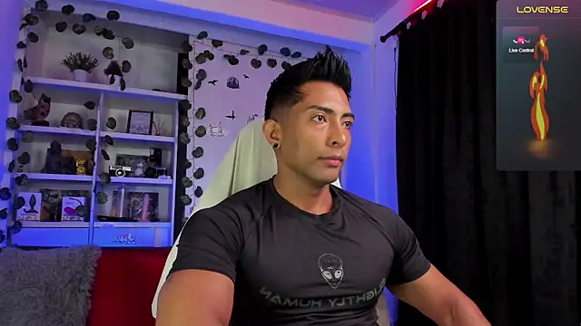 Snapshot of Couple_muscle1 chatting on 01-10-25, 01:31 Couple muscle1 online show from 01-10-25, 01:31