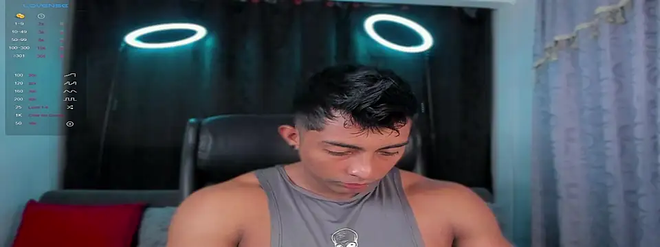 Snapshot of Couple_muscle1 chatting on 02-10-25, 02:59 Couple muscle1 online show from 02-10-25, 02:59