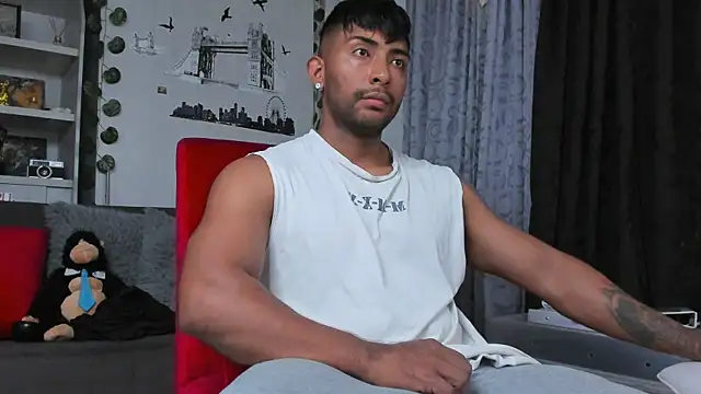 Snapshot of Couple_muscle1 chatting on 10-06-25, 07:00 Couple muscle1 online show from 10-06-25, 07:00